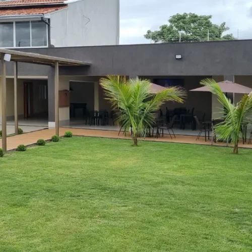 Ponto de vista do gramado para a casa