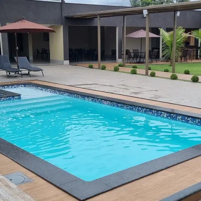 Piscina e área externa do espaço para festas em Goiânia da Lumma Eventos