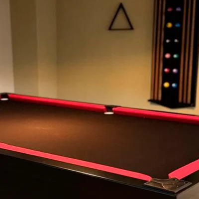 Mesa de sinuca na área de jogos do espaço para eventos Lumma em Goiânia